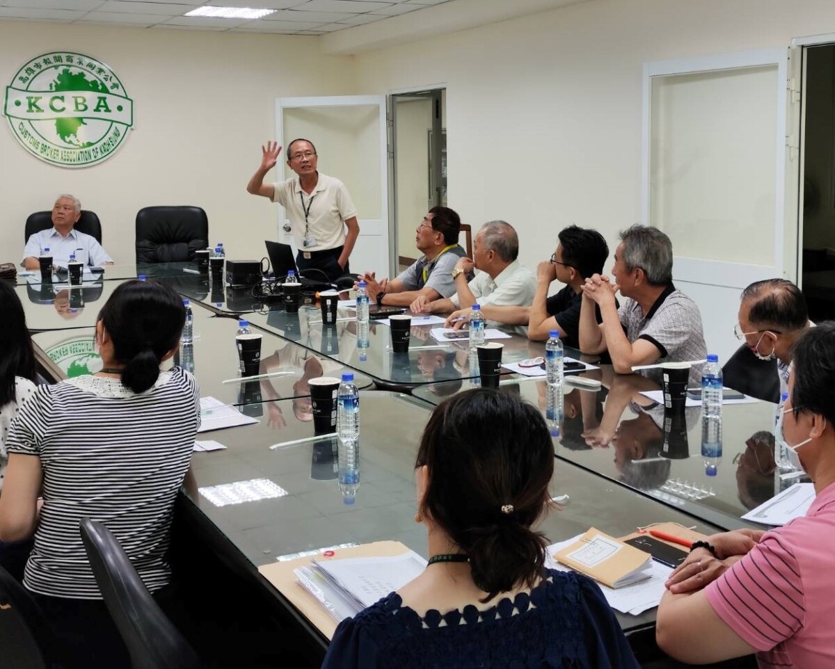 ▲圖說:高雄關赴高市報關同業公會及高雄市進出口同業公會舉辦宣導說明會。 ( 記者李堂安翻攝)