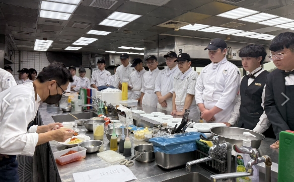 ▲圖說：簡天才主廚，帶領學生團隊以法式料理技術為基礎，重新詮釋台糖系列商品，。 ( 記者李堂安翻攝)