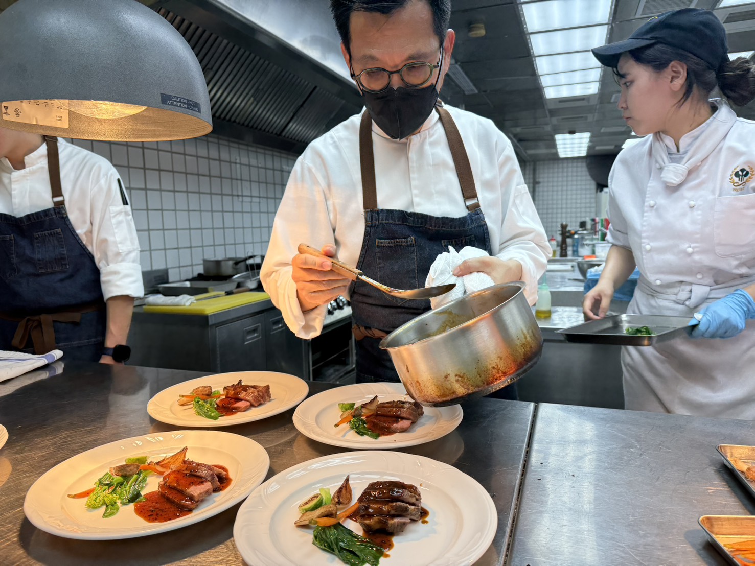高餐大與台糖攜手共創新猷 研發新品擄獲消費者味蕾