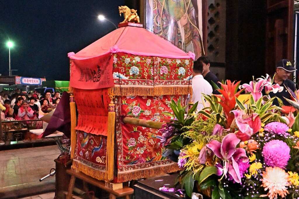 ▲白沙屯拱天宮媽祖鑾駕6日駐駕松柏嶺受天宮過夜。（記者張玉泰攝）