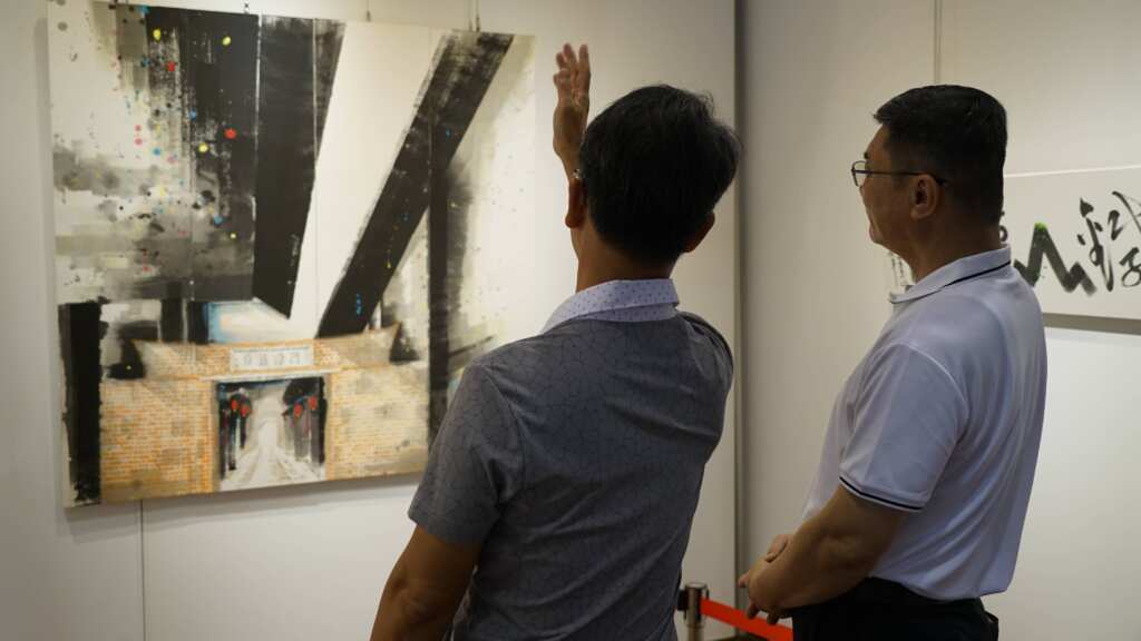 ▲鹿港鎮長許志宏表示,透過細心品味「施景文新文人書畫創作展」,可以讓人沉澱並反思人生的真諦,在忙碌生活中不妨停下腳步,來到公會堂放空自己。(記者林明佑翻攝)