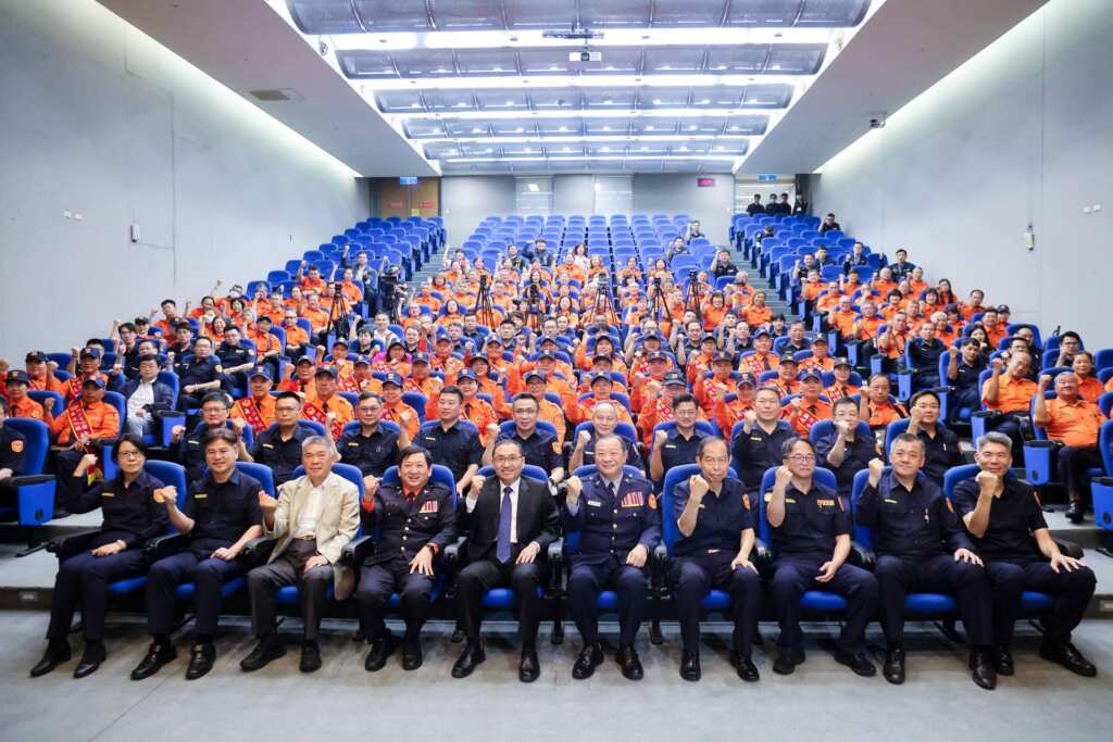 ▲新北表揚35位義交楷模，侯友宜宣布明年起調高協勤費15%。（新北市政府提供）