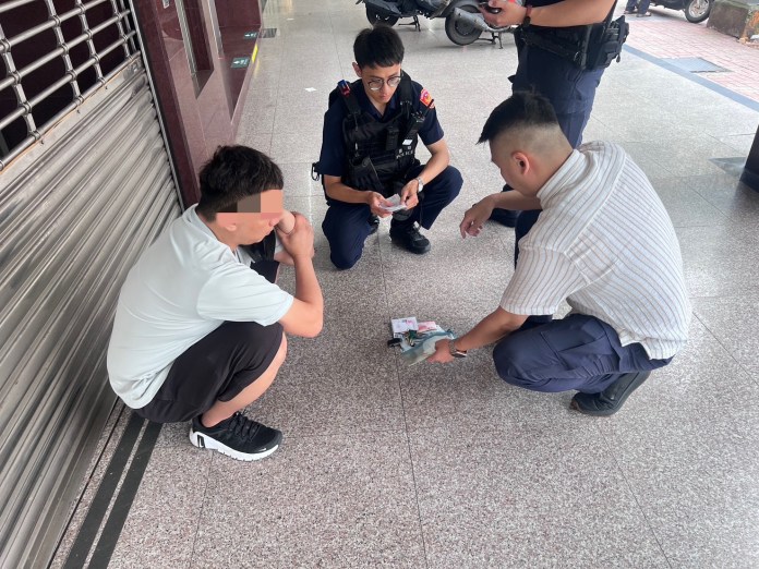 男子領錢現詭異舉動 中壢警民合作逮詐團車手 78 S 13656073 0
