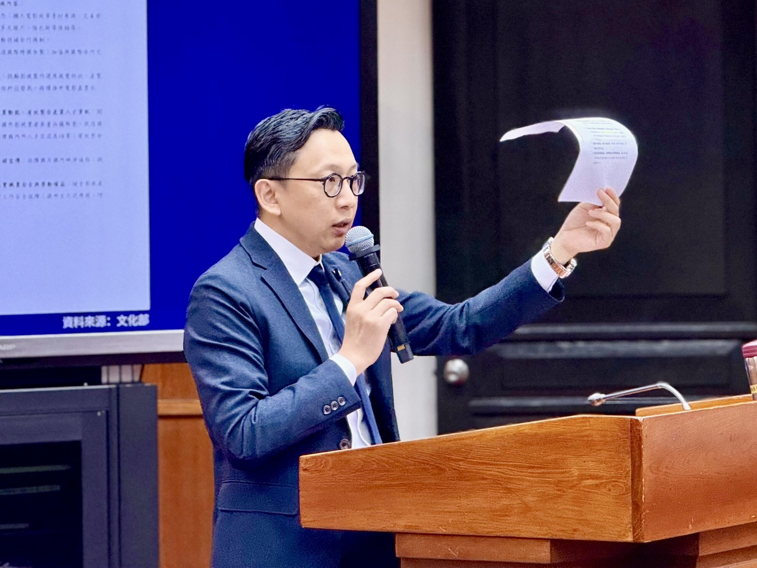 葛如鈞今日針對國片政策、萬博參展、對美關稅談判及主權AI議題，質詢文化部長李遠。(圖／葛如鈞國會辦公室)