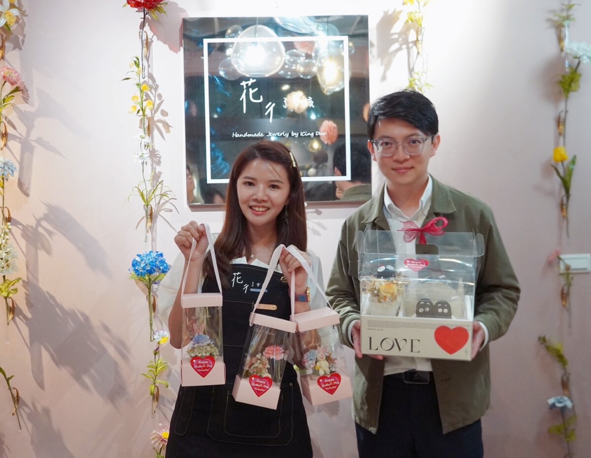 ▲高市青年局長林楷軒(右)近日造訪青創花藝品牌「花ㄔ了女孩」,與創辦人Icing (左)交流青創事業現況與創業心得。