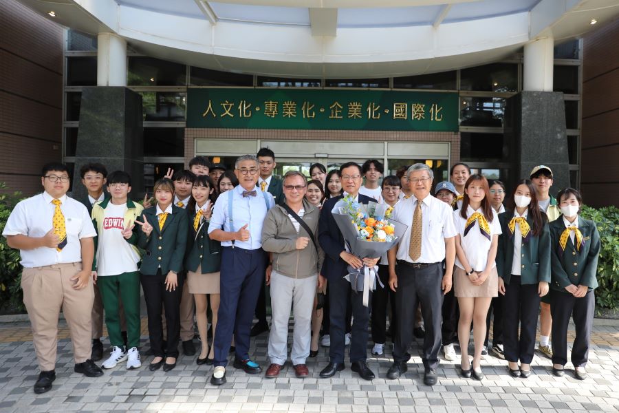 ▲高餐大與台糖攜手簽訂合作備忘錄,參與貴賓師生代表合照。