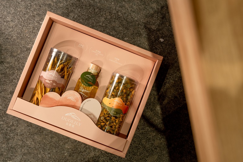 ▲朵栗栗農坊推出結合金針花、苦茶油、菊花茶等產品的地方特色禮盒,讓消費者能一盒滿足。