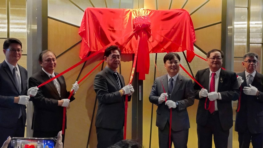 ▲宜蘭大學「力信講堂」揭牌儀式。