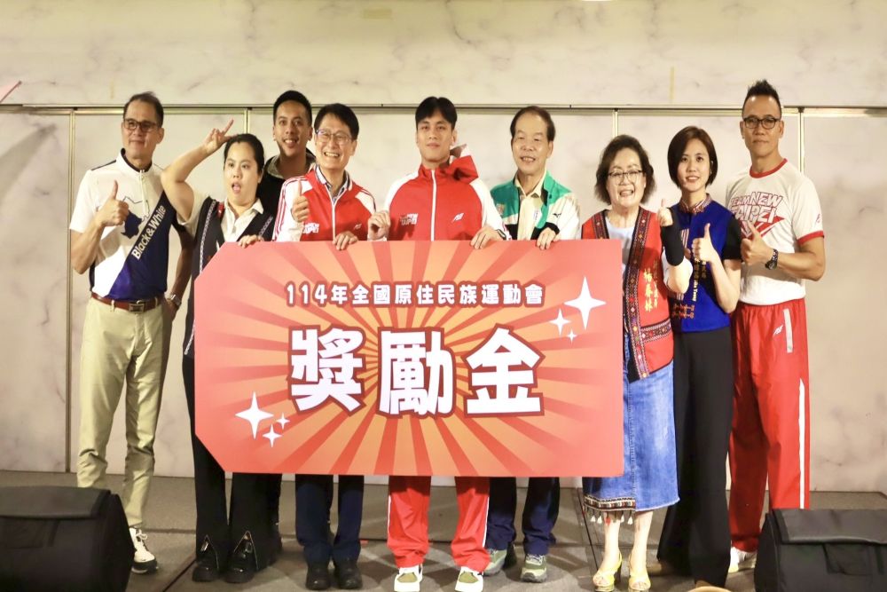 實力數字會說話 新北全原運勇奪88面獎牌全國第3 4 《圖說》副市長陳純敬〈左三〉表揚角力四連霸選手黃瑞棋,右二為原民局長林瑋茜。〈原民局提供〉