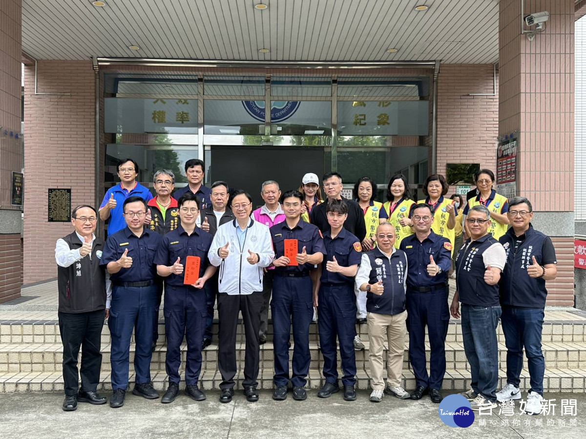 張善政市長偕同桃園市警局吳坤旭局長、王智民分局長等人親臨龍安派出所，頒贈獎勵金予謝宗燁與徐啟恩員警。