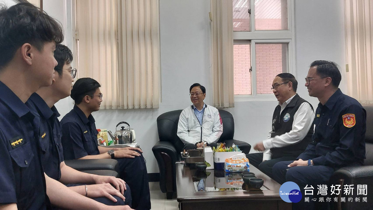 張善政市長表揚兩位同仁積極查緝嫌犯到案及熱忱為民服務的精神,