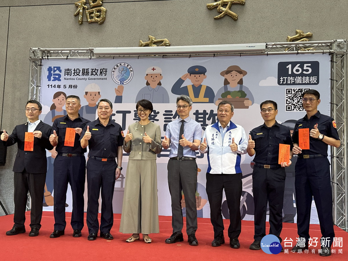 許縣長頒獎予警力績優單位。(記者扶小萍攝)