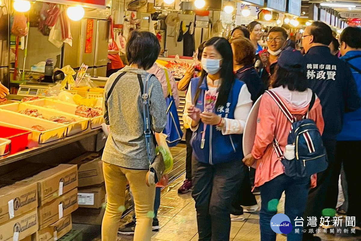 國民黨桃園區黨部主委、市議員林政賢與黨議員們一起在永和市場贈送康乃馨祝福母親節快樂。