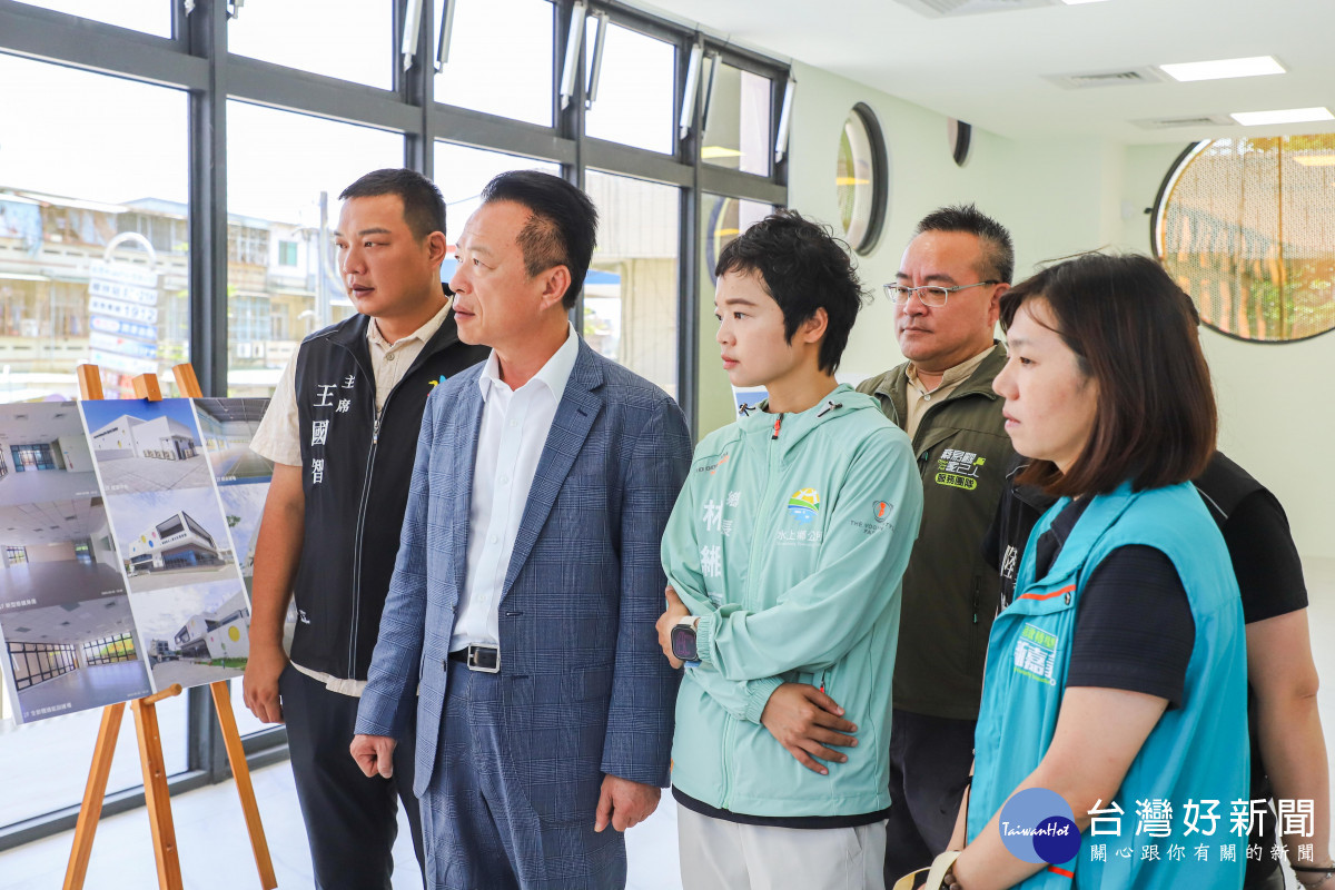 嘉義縣長翁章梁今天由水上鄉長林緗亭等人陪同視察工程成果/嘉義縣府提供