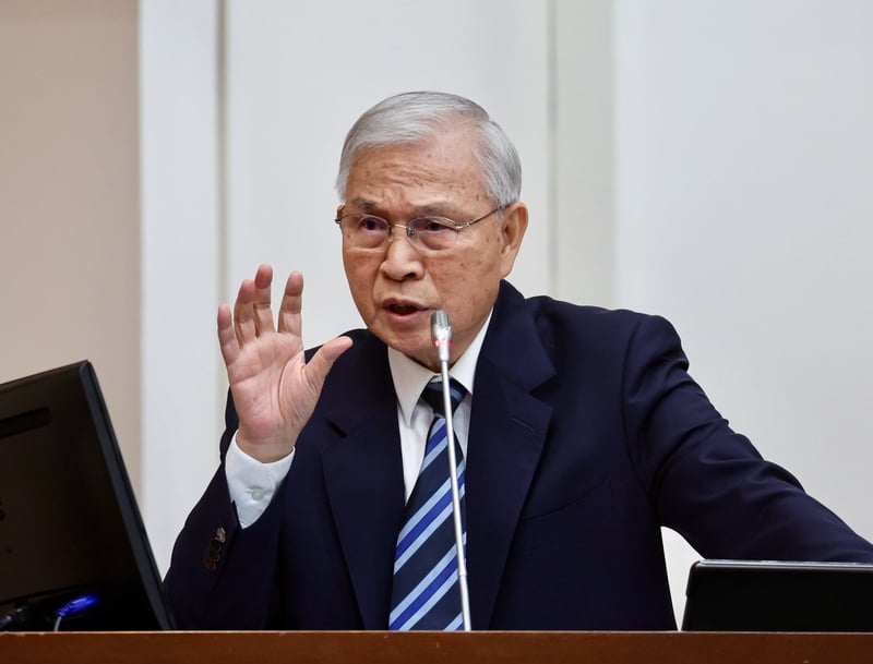 中央銀行總裁楊金龍列席立法院財政委員會備詢,朝野立委關切匯率議題,楊金龍表示,美國主要重點還是在關稅,台灣沒有受到美國施壓,要求新台幣升值。 中央社