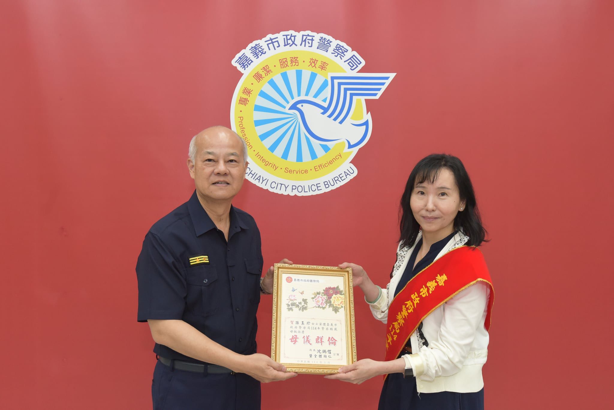 嘉義市警局表揚模範母親 孫玉珍用愛栽培警消兄弟檔