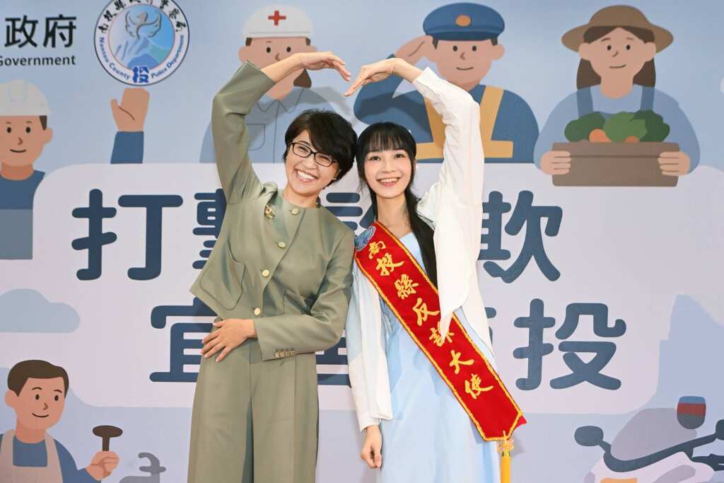 ▲許淑華號召百工百業共同打詐,高曼容任反詐大使力挺。(記者張玉泰攝)
