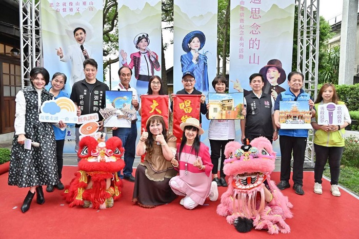 前排左起大南方,朱海君,小南方,戴春美秘書,許柏清助理,桃園市議員李柏坊,鳳飛飛慈善基金會執行長周詠淳,桃園市政府文化局局長邱正生,大溪木藝生態博物館館長陳倩慧,大溪區區長徐景揚,陸敬灝秘書,邱淑萍助理