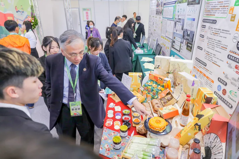 鄭校長鼓勵參賽同學利用空閒時間到媒合中心交流,透過有經驗的團隊協助,也許可以跨領域結合創意