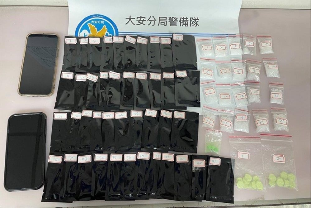急煞車掉出果汁毒品包 警臨檢一眼揪出駕駛涉藏毒 217 cnews2042505058a13