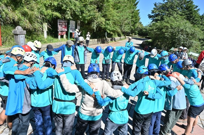 「玉山行」營隊5/12報名開跑 率年輕學子親近山林 76 圖說7:入山前團隊沉澱心情,以敬山的態度為彼此加油打氣,一同上山、平安下山