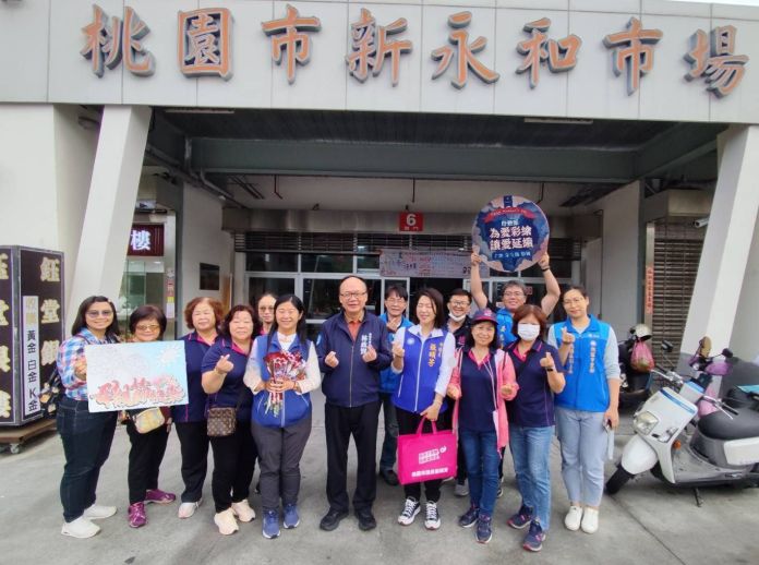 國民黨桃園區黨部前進新永和市場 送出500朵康乃馨 52 580247