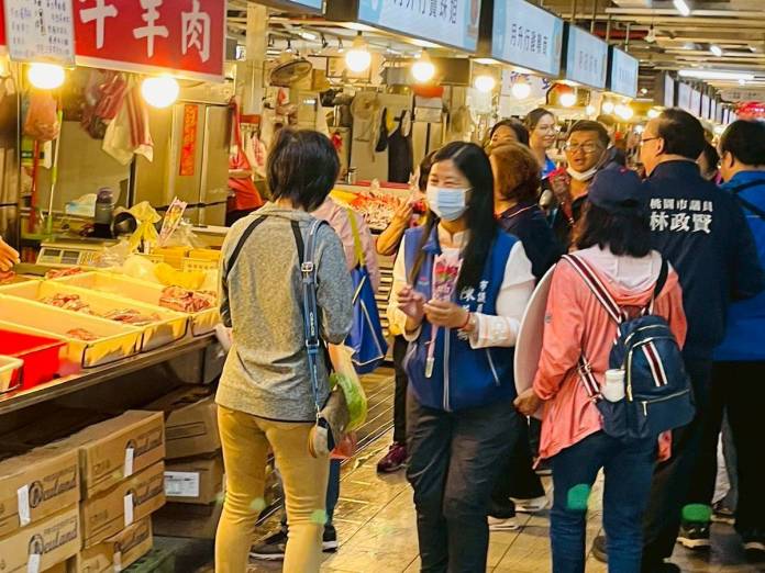 國民黨桃園區黨部前進新永和市場 送出500朵康乃馨 53 580249 0