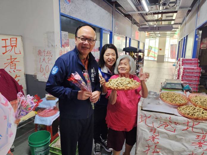 國民黨桃園區黨部前進新永和市場 送出500朵康乃馨 54 580244