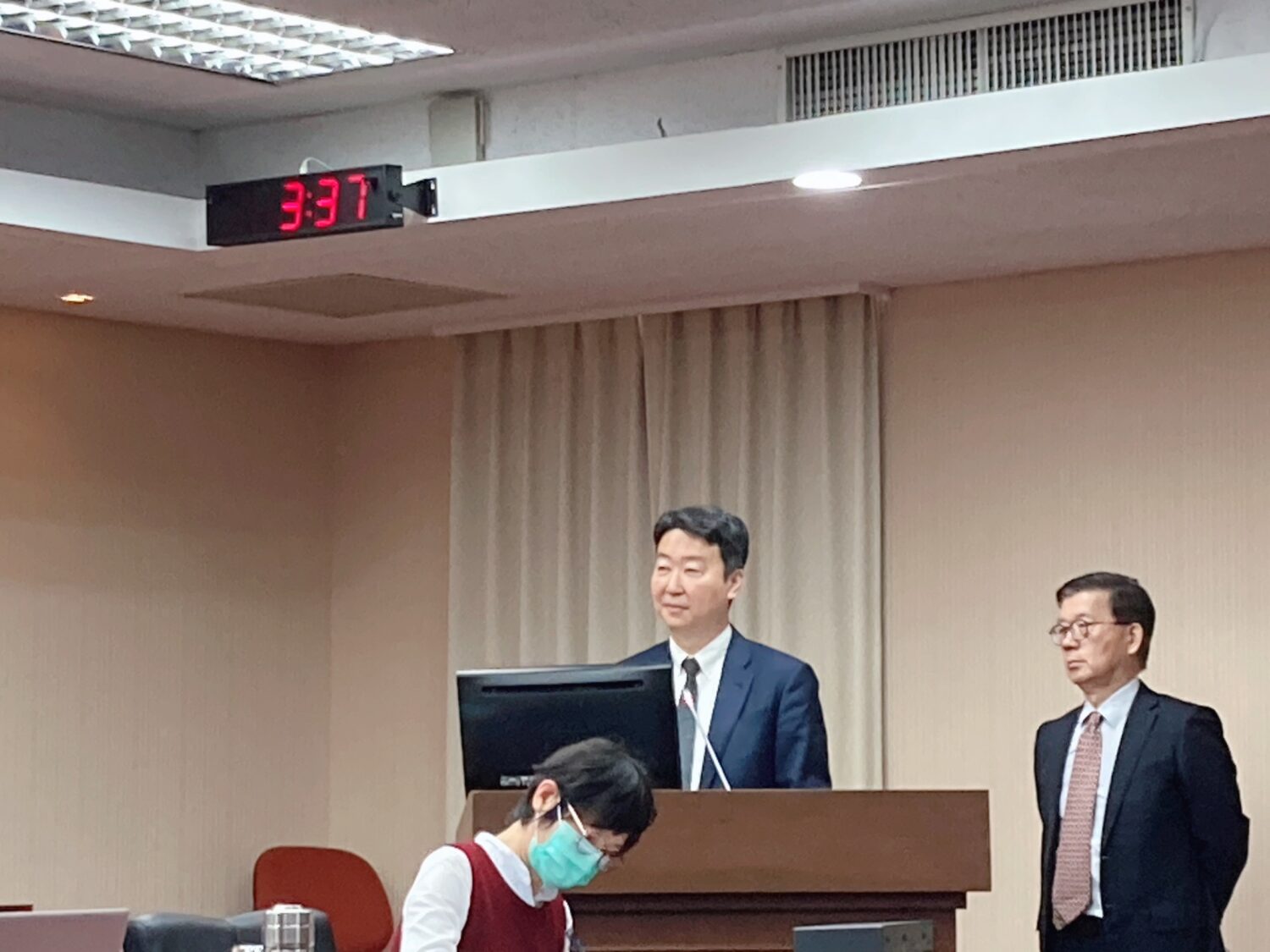 交通部長陳世凱答詢時臉色凝重。(圖/張啓楷國會辦公室)
