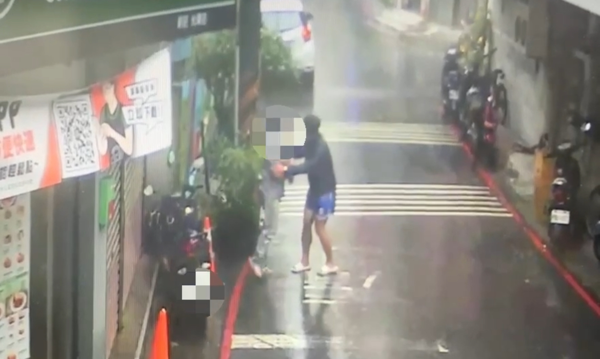 犯嫌拿取袋子後快步離開被新莊警方攔下。(記者徐煜勝翻攝)