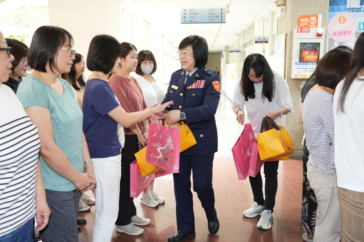 新竹縣警察局局長宣介慈於母親節前夕親自發送慰問禮品，向局內身為母親的警察同仁表達感謝與祝福，感謝她們長期在工作與家庭間堅守崗位、無私奉獻（圖/記者張家燁翻攝）