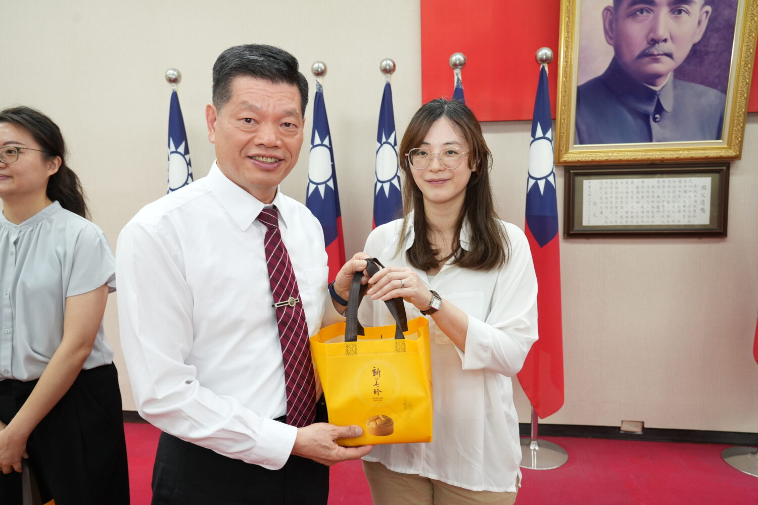 新竹縣義交大隊長劉元順於母親節前夕代表致贈慰問禮品，向新竹縣警局身為母親的同仁表達敬意與感謝（圖/記者張家燁翻攝）