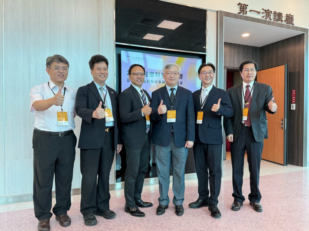 02 中山醫大辦交流會，攜手產學助學生探索職涯。左起健管院長張士昱、醫學院長葉兆斌、輝瑞營運長劉鎧維、副校長林俊哲、森田藥粧副總邵子豪、醫科院長余豐益