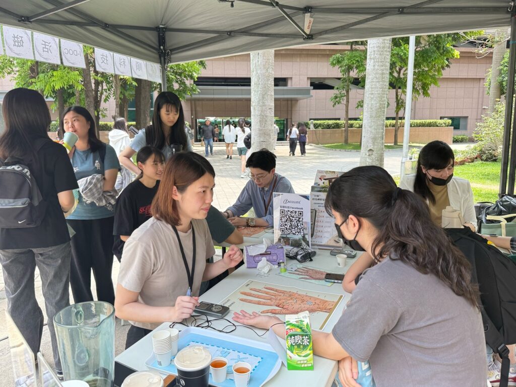 03 學生體驗最新的針灸醫療科技，並了解產品原理。