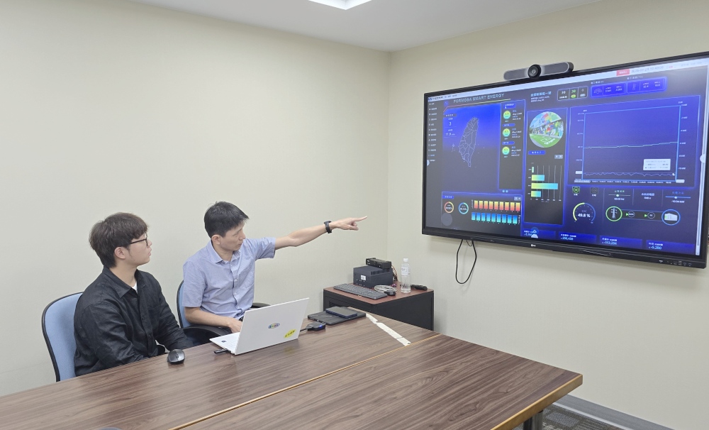 ▲明志科大公費生於新智能公司實習無縫接軌未來職場，圖右為公司主管洪平松協理。(圖/明志科大提供)