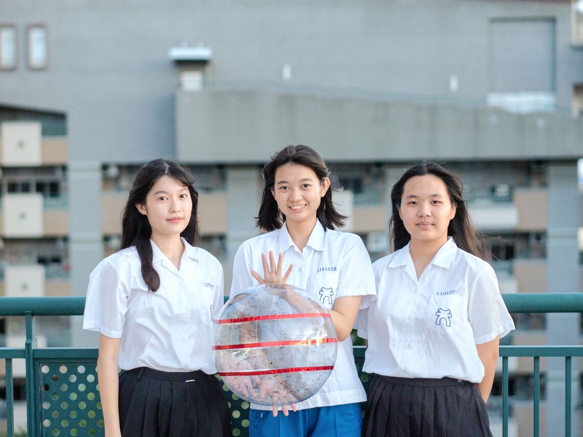 前鎮高中學生林欣靚(右)、林芷暄(中)與邱若瑜(左)勇奪教育部海外圓夢與TTSS計畫資格,其中林欣靚(右)圓夢獲全額補助至瑞典遊學