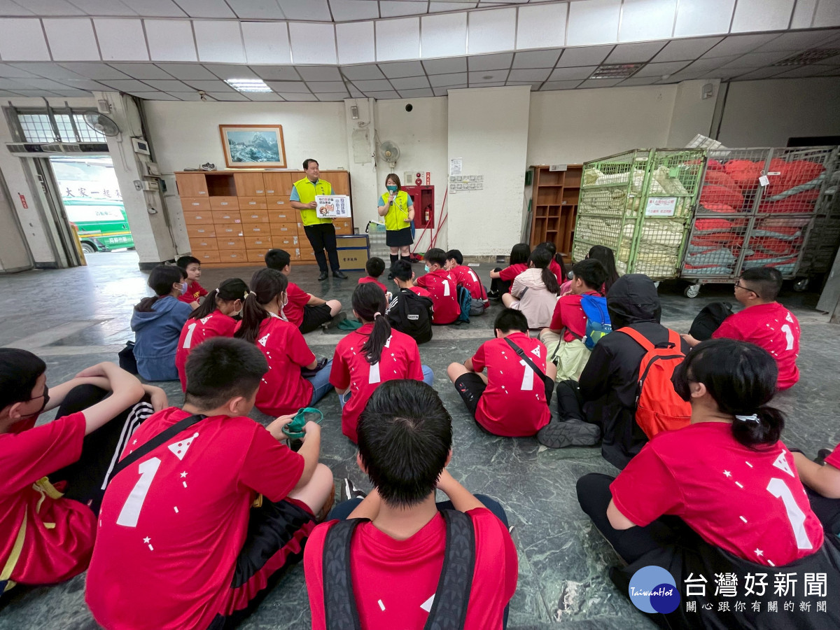 「母親節書寫明信片活動」，新竹郵局邀請載熙國小學童參與。
