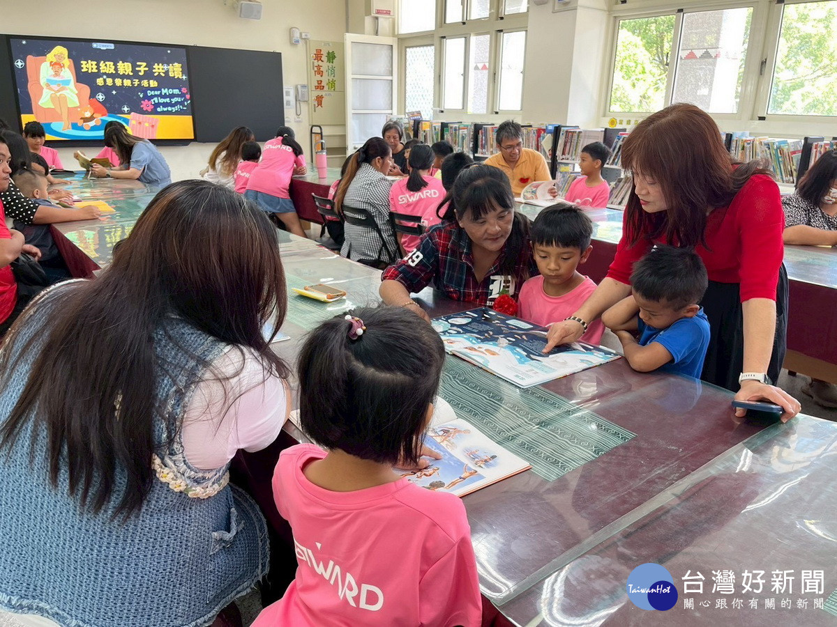 親子共讀時光特別美好。（希娜巴嵐國小提供）