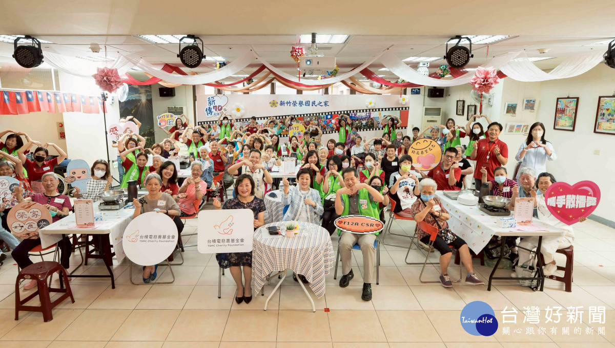 「榮家好食光」慶祝活動,陪伴住民長輩們度過一個溫馨的午後時光。