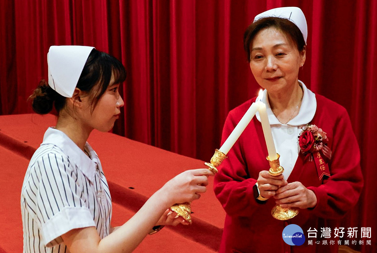 長庚科大護理系黃湘萍主任將象徵責任與期許的「薪火」傳遞地到學生手中