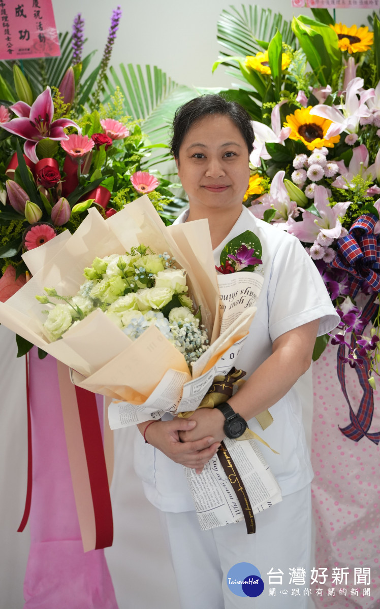 吳慧玲獲選光田114年度優良護理人員,並接受市公會表揚,於院內活動再獲肯定。