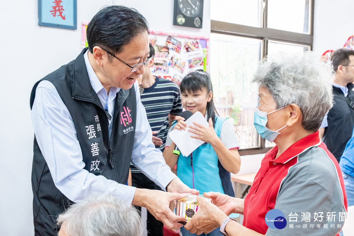 桃園市長張善政視察三和社區照顧關懷據點與長者互動。<br /><br />
