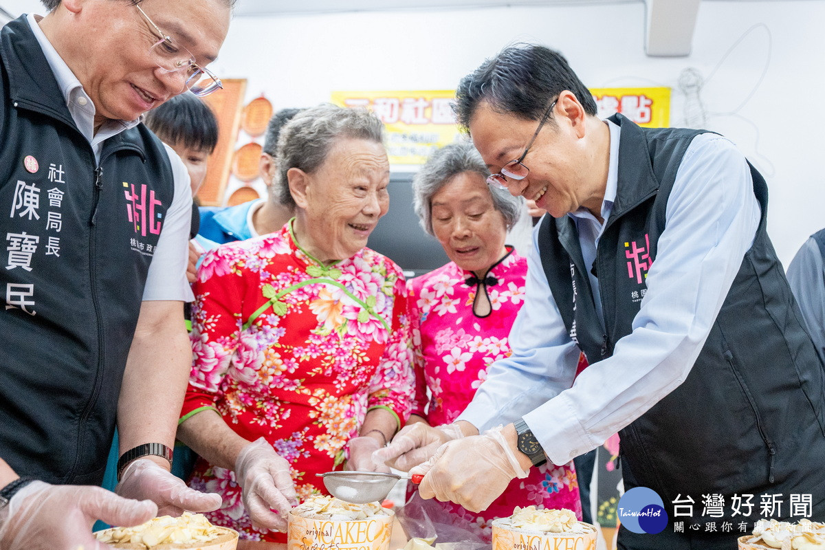 桃園市長張善政視察三和社區照顧關懷據點與長者互動。<br /><br />