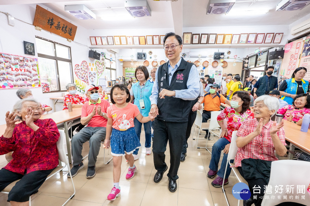 桃園市長張善政視察三和社區照顧關懷據點與。<br /><br />