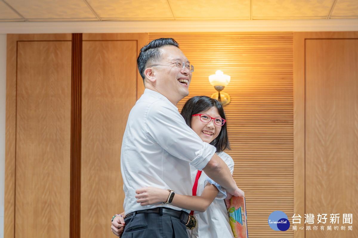 桃園市副市長蘇俊賓擁抱大崗國中陳婕渝同學給予鼓勵。<br /><br />