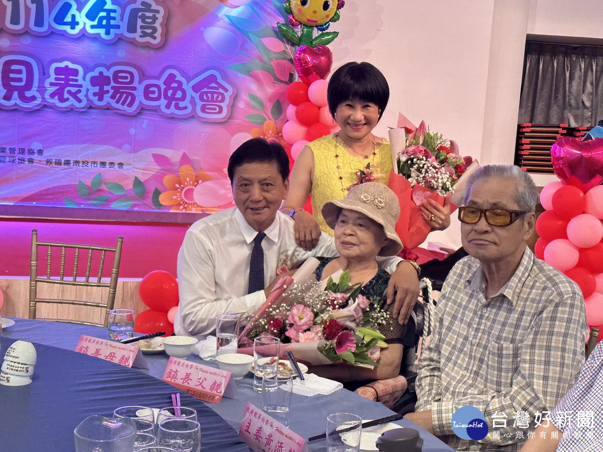 簡鎮長獻花予敬愛的媽媽及夫人。(記者扶小萍攝)