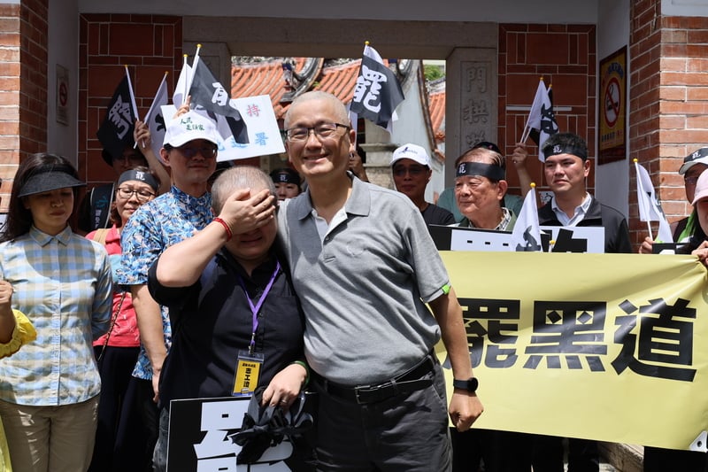 楊長鎮（前右）當眾剃髮力挺，讓Ami（左前）難掩情緒、激動落淚。中央社
