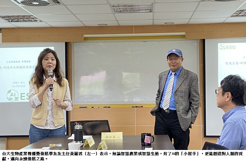 可能是 3 個人、大家在讀書和文字的圖像