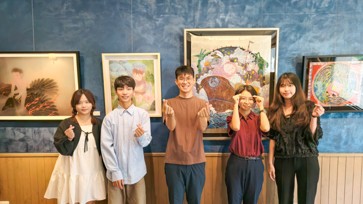 ▲四位學子(左起)林幸儀、張育瑋、王妙心、梁筱妮,以膠彩畫出離家的自我對話與成長旅程,中間是策展人洪民裕。(圖/記者黃淑貞攝)