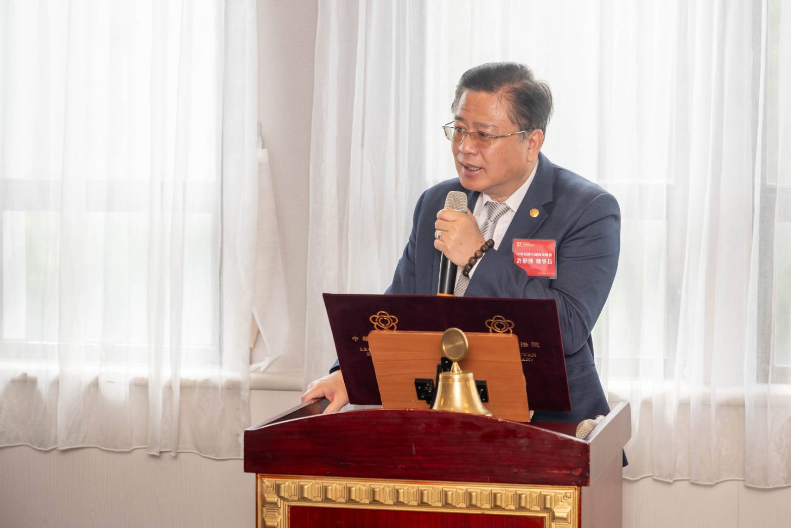 明年增五天休假  商業界直呼吃不消  立法院不顧經濟   企業擔心泛政治化